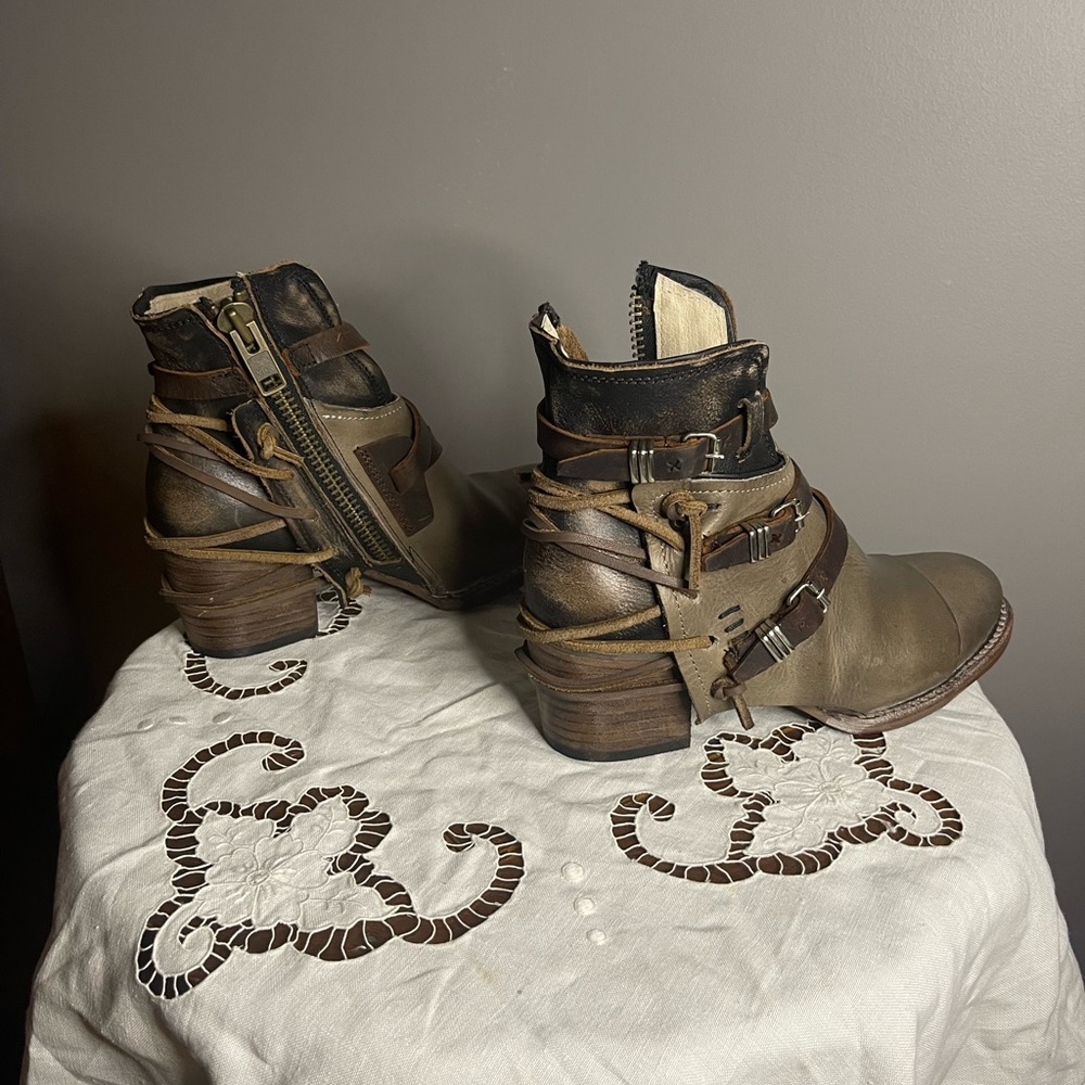 Brand new in the box Free Bird Crue Boots size 6